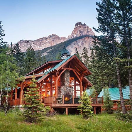 Cathedral Mountain Lodge Field Bagian luar foto