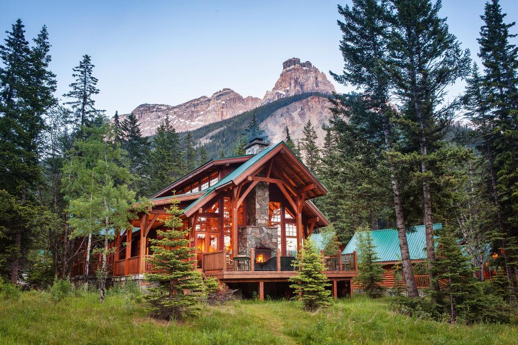 Cathedral Mountain Lodge Field Bagian luar foto